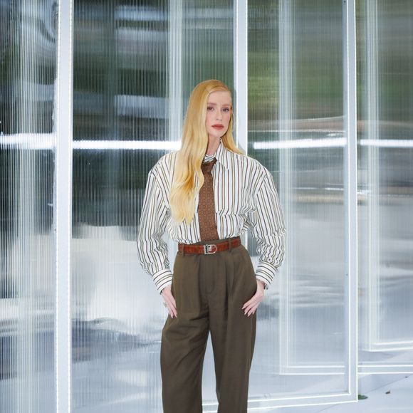 Uma boa camisa pode ser usada de mil formas: aberta com top por baixo, fechada até o colarinho, com nó na cintura, por dentro ou fora da calça