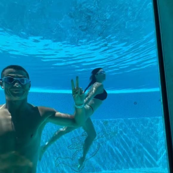Ao fundo, Georgina Rodríguez, esposa de Cristiano Ronaldo