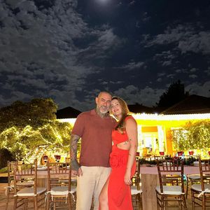 Casado com Carine Ludvic, Henrique Fogaça vive relação discreta longe da TV. O chef e a engenheira química chegaram a enfrentar uma breve separação em 2019, mas reataram semanas depois