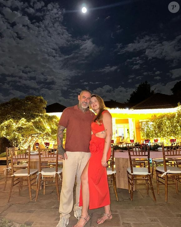 Casado com Carine Ludvic, Henrique Fogaça vive relação discreta longe da TV. O chef e a engenheira química chegaram a enfrentar uma breve separação em 2019, mas reataram semanas depois