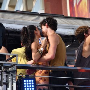 Bruna Marquezine ganhou um discreto amasso de Shawn Mendes