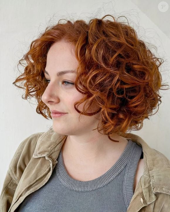 Segundo eles, o maior erro é remover muito cabelo, o que acaba enfraquecendo as pontas e deixando um aspecto fino e sem vida. Por isso, é tão importante encontrar o corte em camadas perfeito, que levante o cabelo desde a raiz para criar volume sem sacrificar a textura.