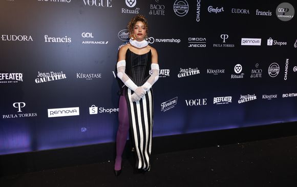 Look de Alice Carvalho teve um corset, saia listrada, meia-calça roxa e um colar super extravagante
