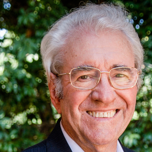 Juca de Oliveira, também lembrado pelo seu papel como o Dr. Albieri em 'O Clone', faleceu aos 91 anos de idade em 2026, mas sua arte segue imortalizada e sendo reprisada por meio de seus personagens, incluindo o terrível Santiago em 'Avenida Brasil'