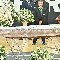 Filhas de Léo Batista, Alex Escobar, da Globo, e mais amigos famosos se emocionam em último adeus, no velório do jornalista