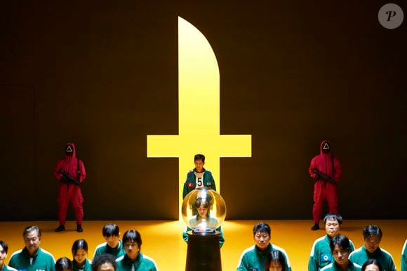 Em um trailer divulgado, o Jogador 333, Lee Myung-gi, aparece no grupo azul devido a um sorteio