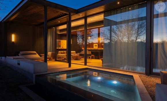 A vista da suíte com piscina privativa e o terraço.