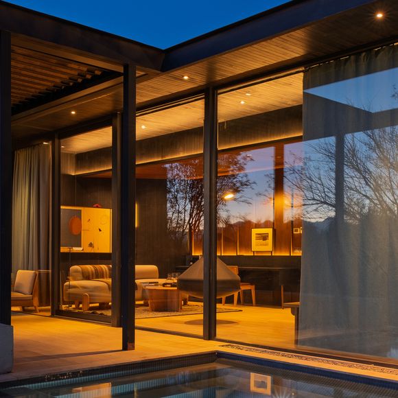 A vista da suíte com piscina privativa e o terraço.