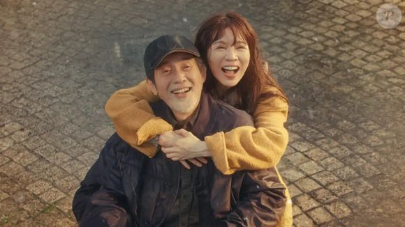 'Não me Esquecerei de Você': uma mulher de 40 anos tenta conciliar carreira, crise no casamento e conflitos familiares enquanto enfrenta questões sobre amor, envelhecimento e segredos do passado