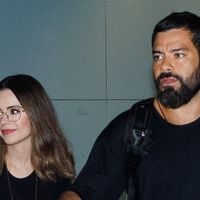 Discreta, Sandy faz aparição rara com o namorado Pedro Andrade em aeroporto e impressiona ao dar beijão no médico. Veja fotos!