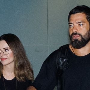 Discreta, Sandy faz aparição rara com o namorado Pedro Andrade em aeroporto e impressiona com beijão
