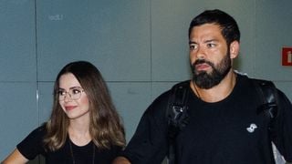 Discreta, Sandy faz aparição rara com o namorado Pedro Andrade em aeroporto e impressiona ao dar beijão no médico. Veja fotos!