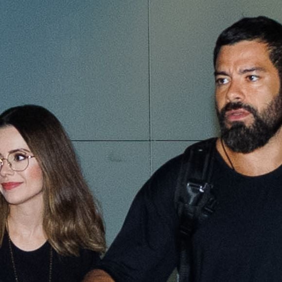 Discreta, Sandy faz aparição rara com o namorado Pedro Andrade em aeroporto e impressiona com beijão