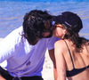Quem ama cuida... e beija muito! De biquíni fio-dental, Agatha Moreira exibe abdômen trincado e troca beijos com Rodrigo Simas na praia; veja fotos