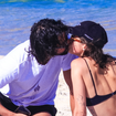 Quem ama cuida... e beija muito! De biquíni fio-dental, Agatha Moreira exibe abdômen trincado e troca beijos com Rodrigo Simas na praia; veja fotos