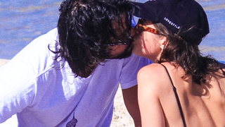 Quem ama cuida... e beija muito! De biquíni fio-dental, Agatha Moreira exibe abdômen trincado e troca beijos com Rodrigo Simas na praia; veja fotos