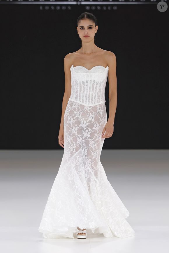 Vestido de noiva com bastante renda e corset trabalhado é a inspiração perfeita para noiva romântica