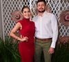 Thaynara OG e André Ferraz: a anfitriã surgiu deslumbrante em um vestido longo drapeado vermelho de gola alta e silhueta ajustada, combinado com sapatos nude. Ao seu lado, o acompanhante escolheu a sobriedade com camisa social branca de punhos estruturados, calça de sarja verde-oliva, cinto e sapatos marrons