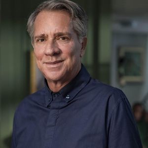 Eugênio (Luis Salém) entra na lista de suspeitos pela morte de Odete Roitman (Débora Bloch) na novela Vale Tudo