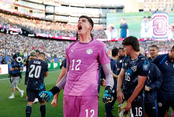O drama vivido por Orlando Gill ganhou um final inesquecível: após enfrentar dificuldades financeiras por causa dos problemas de saúde do filho, o goleiro entrou para a história do Paraguai