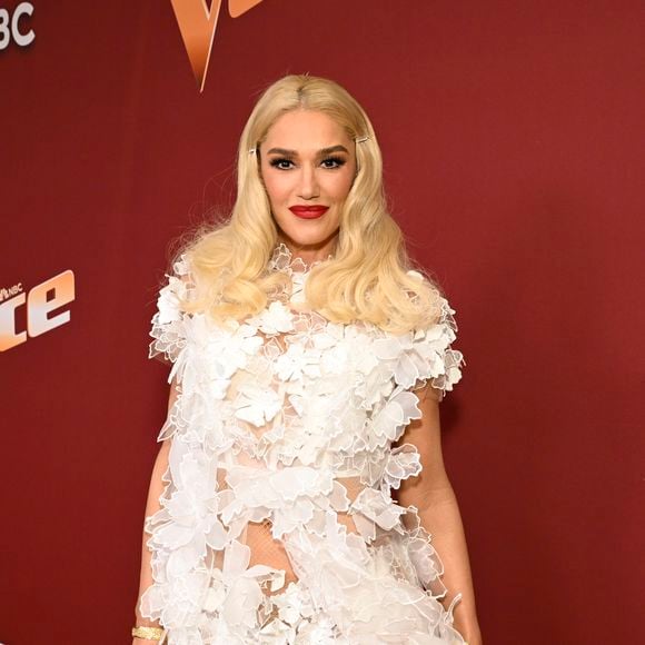 Gwen Stefani teria realizado um mini lifting facial, que é uma técnica menos invasiva. A suspeita é de que tenha sido combinado com um botox e preenchimento labial