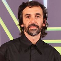 Rubinho da novela 'Vale Tudo', Julio Andrade faz rara aparição ao lado da esposa durante show em SP. Veja fotos!