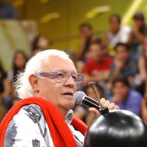 Ney Latorraca contou ao 'Memória Globo' sobre o falecimento de sua mãe: 'Minha vida deu uma parada, quase morri junto. Fiquei péssimo. Fiquei muito magro, com quase 50 kg'.