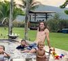 Filipe Luís curte com a família mansão na Barra da Tijuca