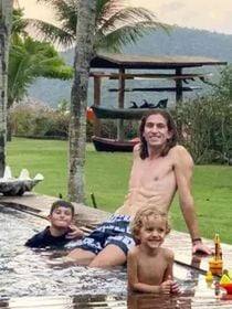 Cozinha gourmet, campo de futebol e R$ 7 milhões em puro luxo: mansão de Filipe Luís, ex-técnico do Flamengo, é refúgio perfeito para relaxar no RJ