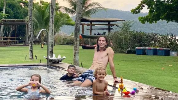Cozinha gourmet, campo de futebol e R$ 7 milhões em puro luxo: mansão de Filipe Luís, ex-técnico do Flamengo, é refúgio perfeito para relaxar no RJ