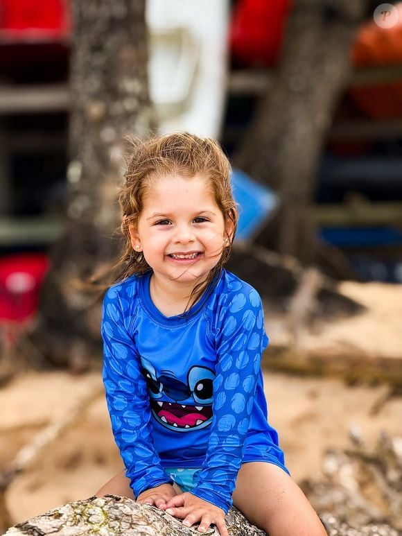 Maria Flor declara que está com saudade do pai, Zé Felipe