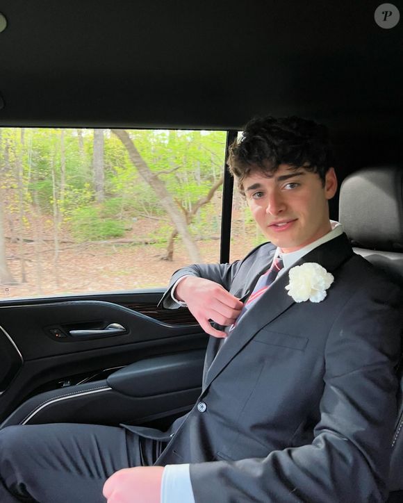 Noah Schnapp pegou os fãs de surpresa ao anunciar estar namorando com um rapaz desconhecido