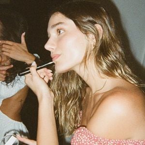 Nas fotos, além de cliques da atualidade, Bruna Marquezine também resgatou momentos do passado com Sasha Meneghel