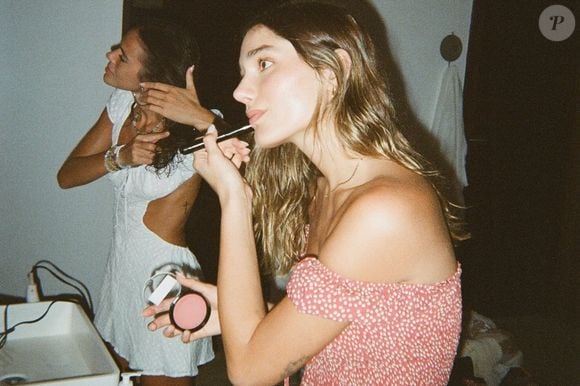 Nas fotos, além de cliques da atualidade, Bruna Marquezine também resgatou momentos do passado com Sasha Meneghel