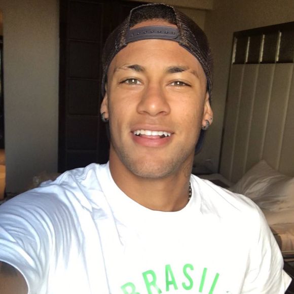 Neymar também aderiu a algumas tendências da época, como o risco nas sobrancelhas