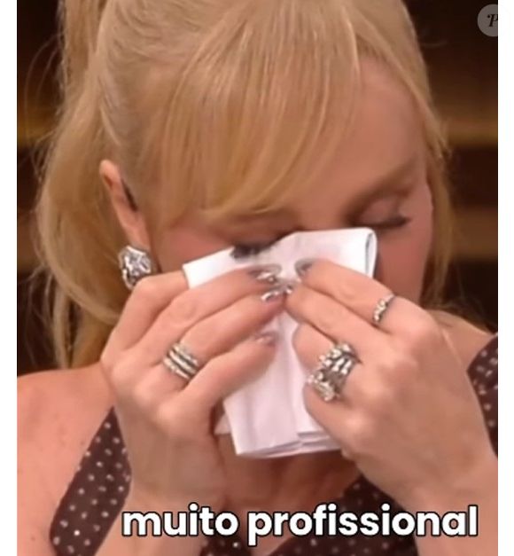 Ao vivo no GNT, Angélica foi consolada pelos convidados e colegas de trabalho