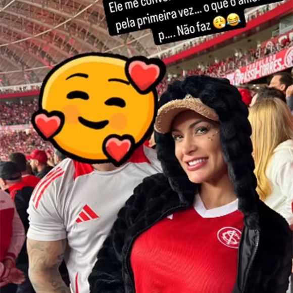 Dois meses após término com o ator pornô Cassiano França, a modelo apareceu com um suposto novo affair no Estádio Beira-Rio para assistir ao jogo do Internacional.