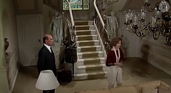 Mansão de Laurinha Figueiroa era o retrato fiel de um luxo ultrapassado, de uma aristocracia presa ao passado, vivendo entre espelhos, lustres e lembranças de um tempo que já não existia.