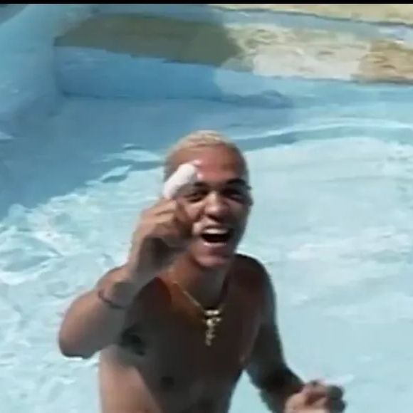 O cantor Belo começou sua carreira como cantor em 1993, com o grupo Soweto