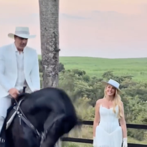 Ana Hickmann também usou um segundo look no estilo 'boiadeira' com chapéu, luvas e bota de bico fino