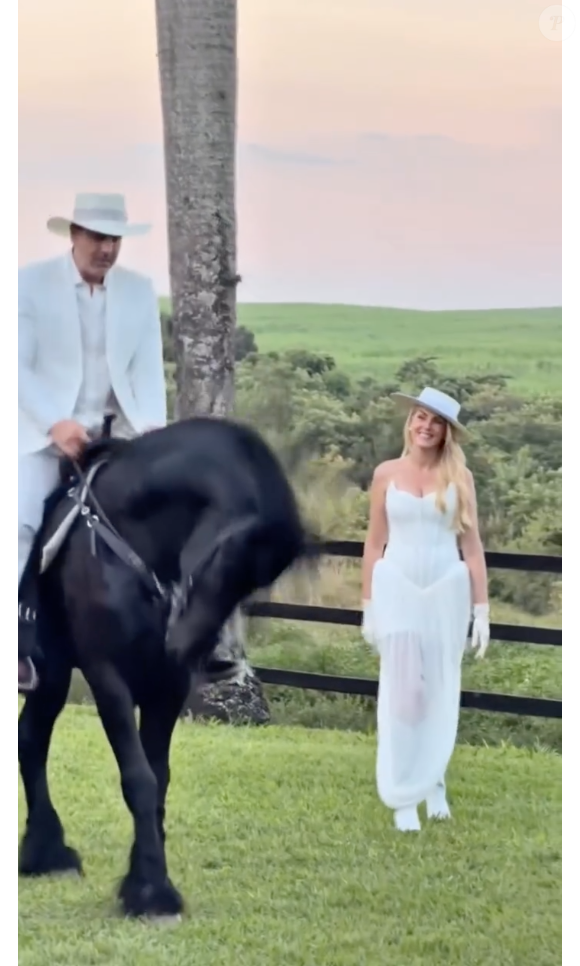 Ana Hickmann também usou um segundo look no estilo 'boiadeira' com chapéu, luvas e bota de bico fino