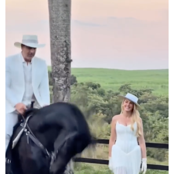 Ana Hickmann também usou um segundo look no estilo 'boiadeira' com chapéu, luvas e bota de bico fino