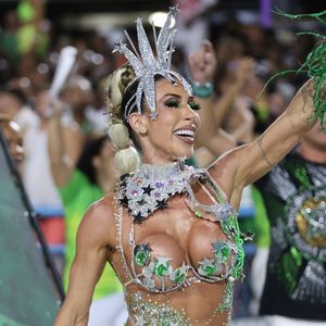Carnaval 2025: musa da Mocidade, Tati Minerato homenageou a cor da escola no primeiro dia de ensaio técnico
