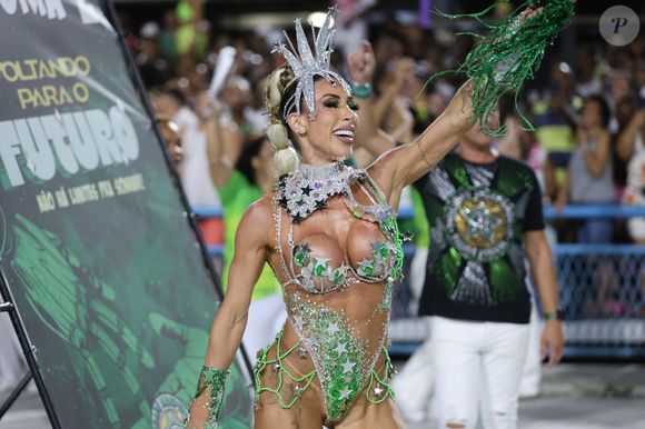 Carnaval 2025: musa da Mocidade, Tati Minerato homenageou a cor da escola no primeiro dia de ensaio técnico