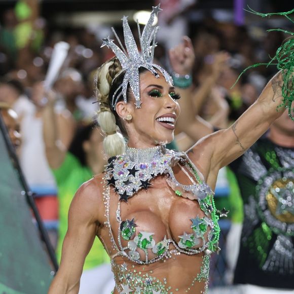 Carnaval 2025: musa da Mocidade, Tati Minerato homenageou a cor da escola no primeiro dia de ensaio técnico