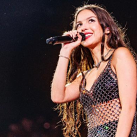 De Vampire a Deja Vu: 3 batons vermelhos para se inspirar no estilo de Olivia Rodrigo no Lollapalooza 2025