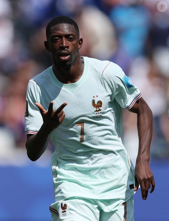 O atacante Ousmane Dembélé marcou os três primeiros gols da seleção francesa ainda no primeiro tempo, aos seis, 19 e 31 minutos, comandando o triunfo por 4 a 1 e registrando o terceiro hat-trick desta edição da Copa do Mundo