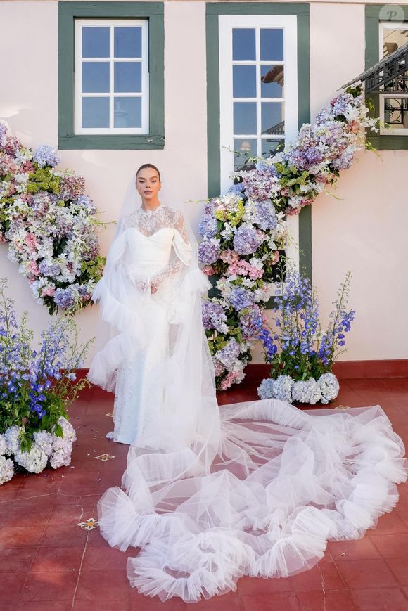 Vestido de Giovanna Lancellotti tem corpo em renda francesa