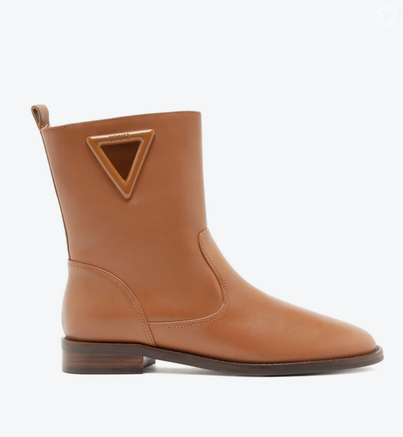 A Bota Montaria Couro Cano Médio Marrom da Schutz combina o básico do dia a dia com elegância atemporal