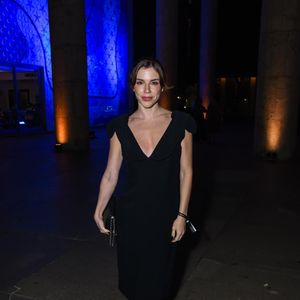 Alice Wegmann apostou na estética minimalista com um vestido preto de comprimento midi, de caimento reto e decote em V profundo, com mangas estruturadas que acrescentam leve volume aos ombros; o look foi arrematado com scarpin preto clássico e clutch discreta, reforçando uma proposta clean e atemporal